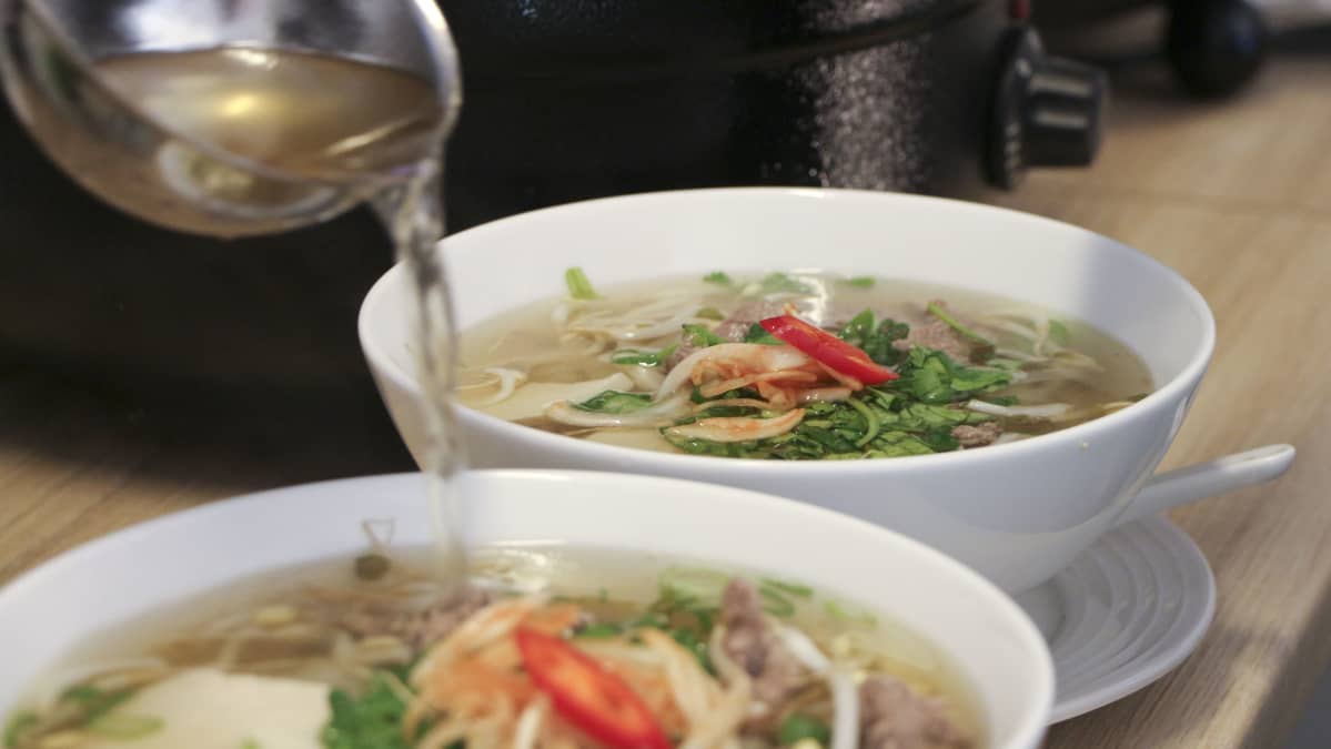 Lientä kaadetaan vietnamilaiseen Pho-keittoon.