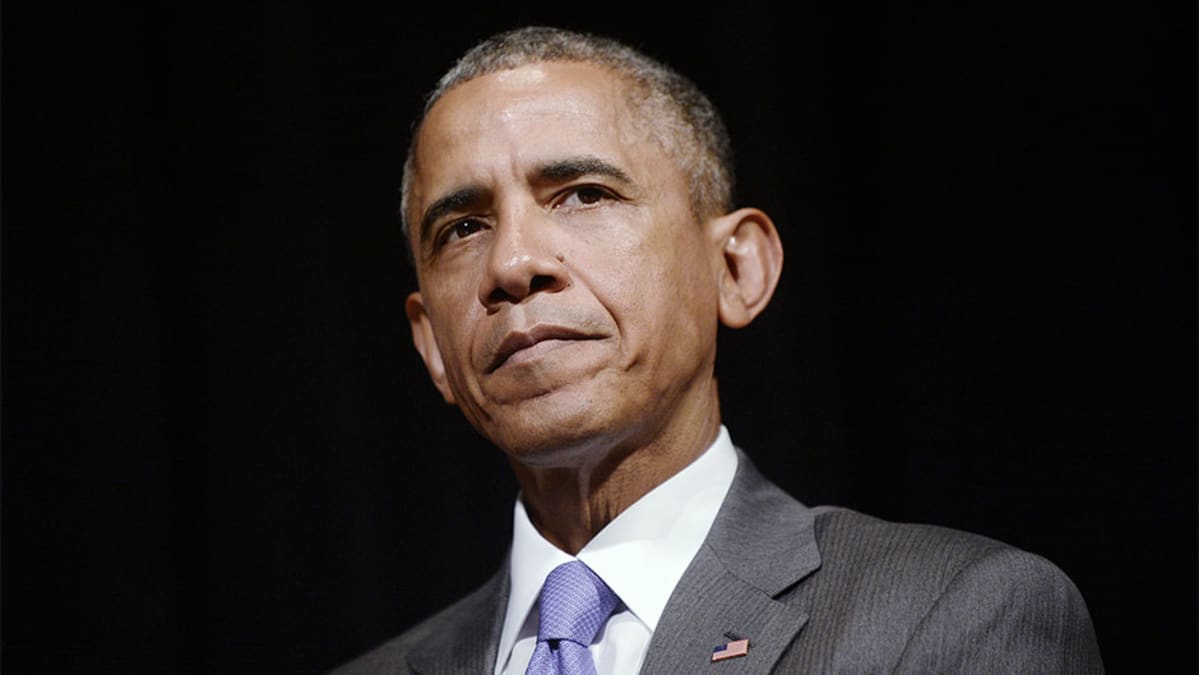 Epäilevän näköinen Barack Obama.