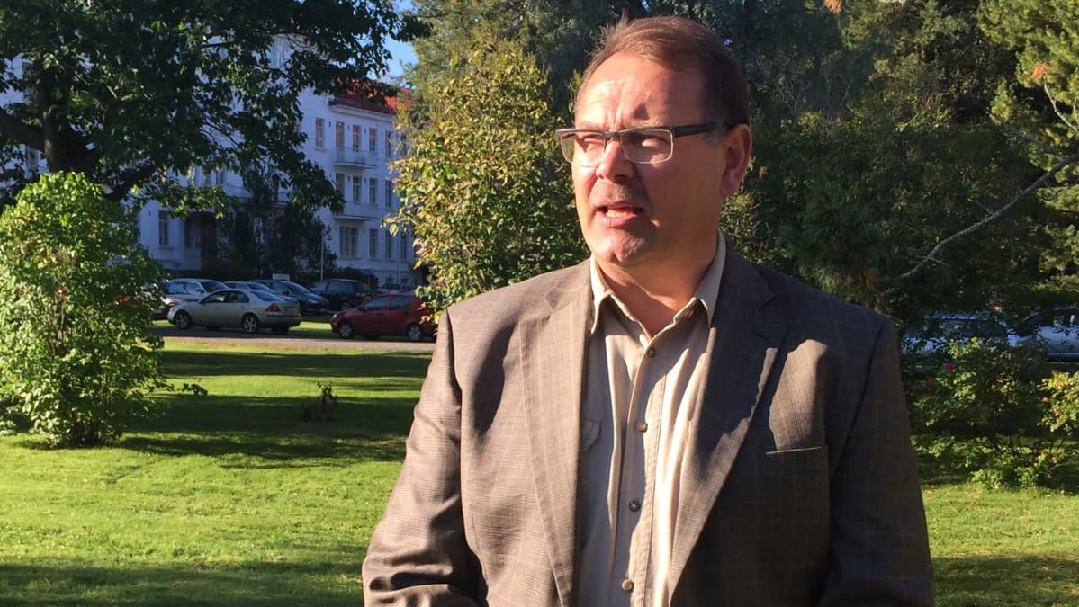 Kansanedustaja Reijo Hongisto (sin.)