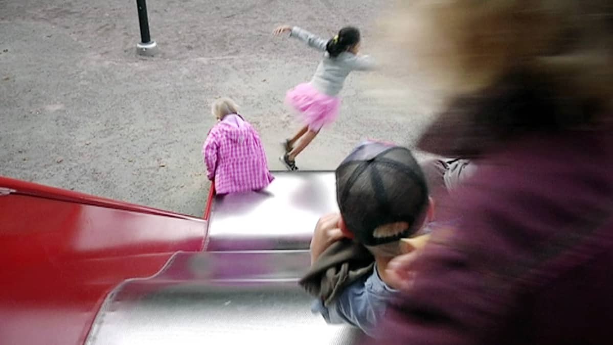 Lapset leikkivät päiväkodin pihalla.
