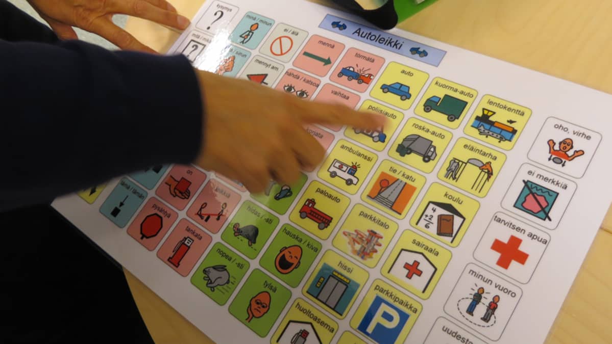 Pienille puhumattomille lapsille on uudenlaisia menetelmiä puheen tukemiseen ja korvaamisen. Toimintakartta mahdollistaa esimerkiksi vuorovaikutuksen päivähoidossa muiden lasten kanssa. Vaikka sanoja ei ole, kommunikointi onnistuu kuvien avulla.