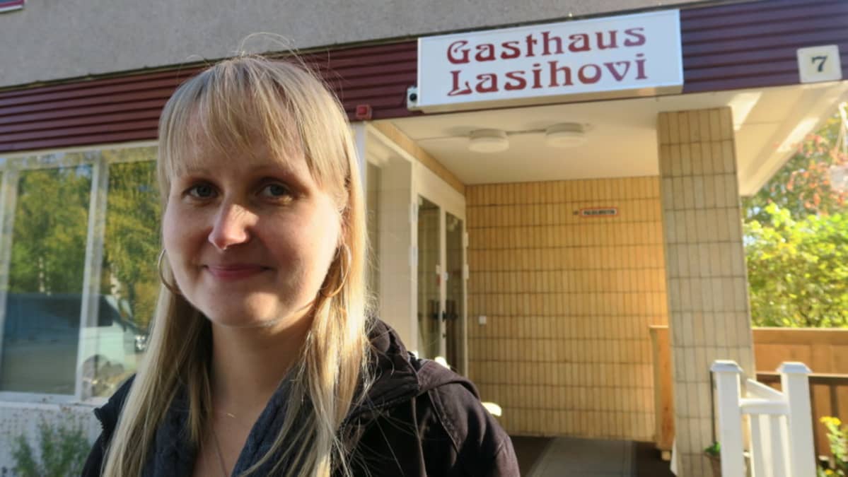 SPR:n Hämeen piirin vastaanottokeskusten yhteinen johtaja Minna Jussila Iittalan majoitusyksikön edustalla