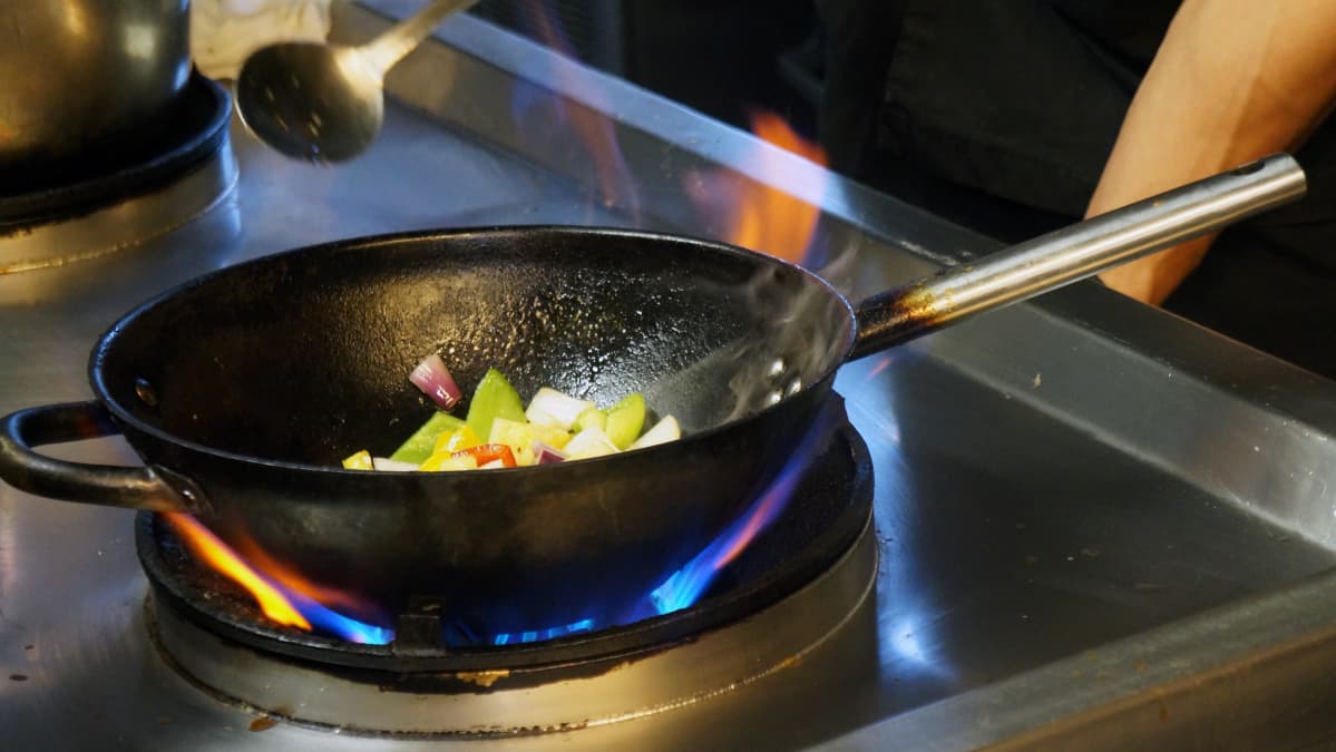 Wokkipannulla kokkaamista.