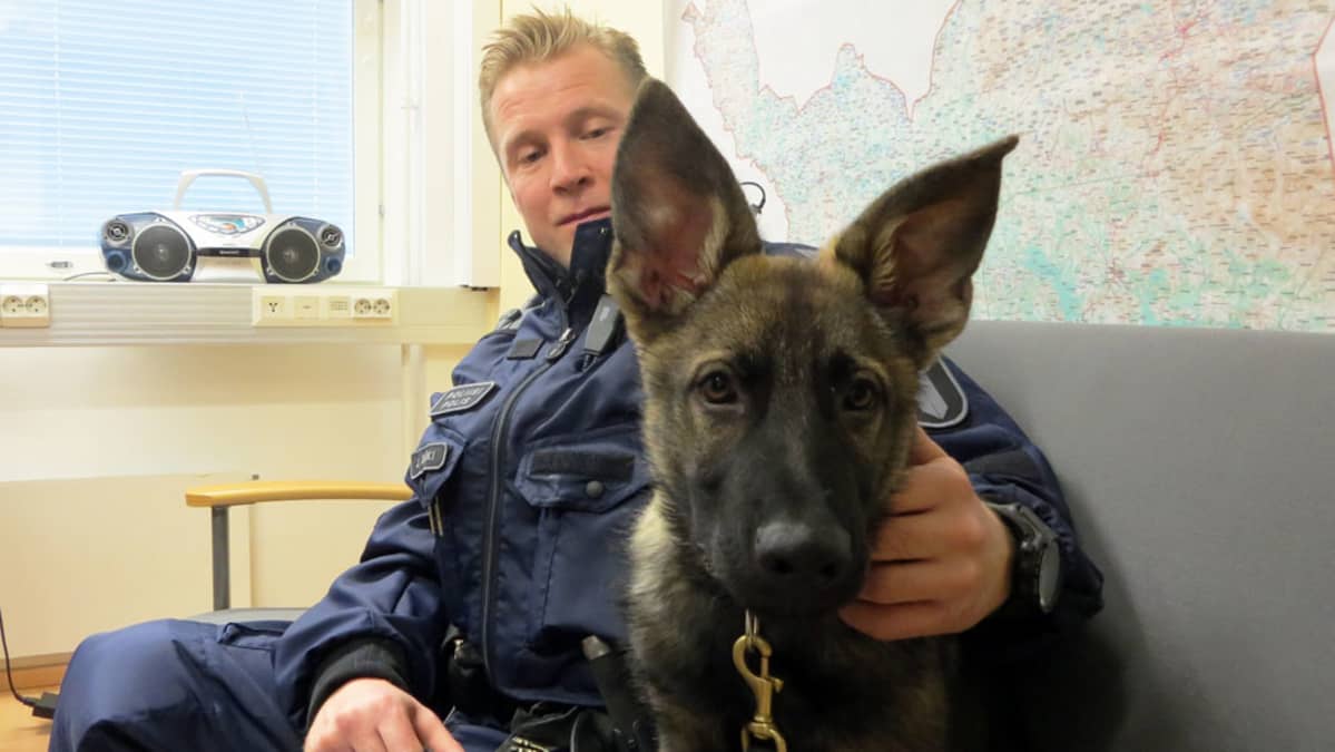 Ylikonstaapeli Jukka Mäki ja saksanpaimenkoiranpentu Peto
