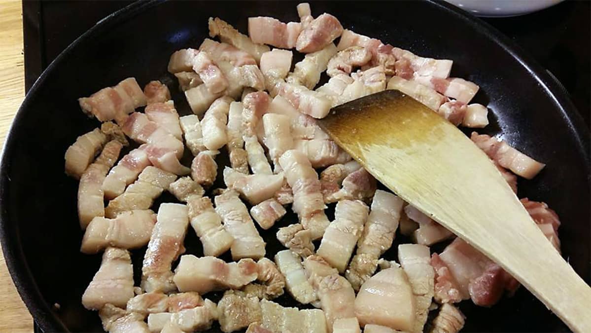 Läskisoosin aineksia pannulla paistumassa
