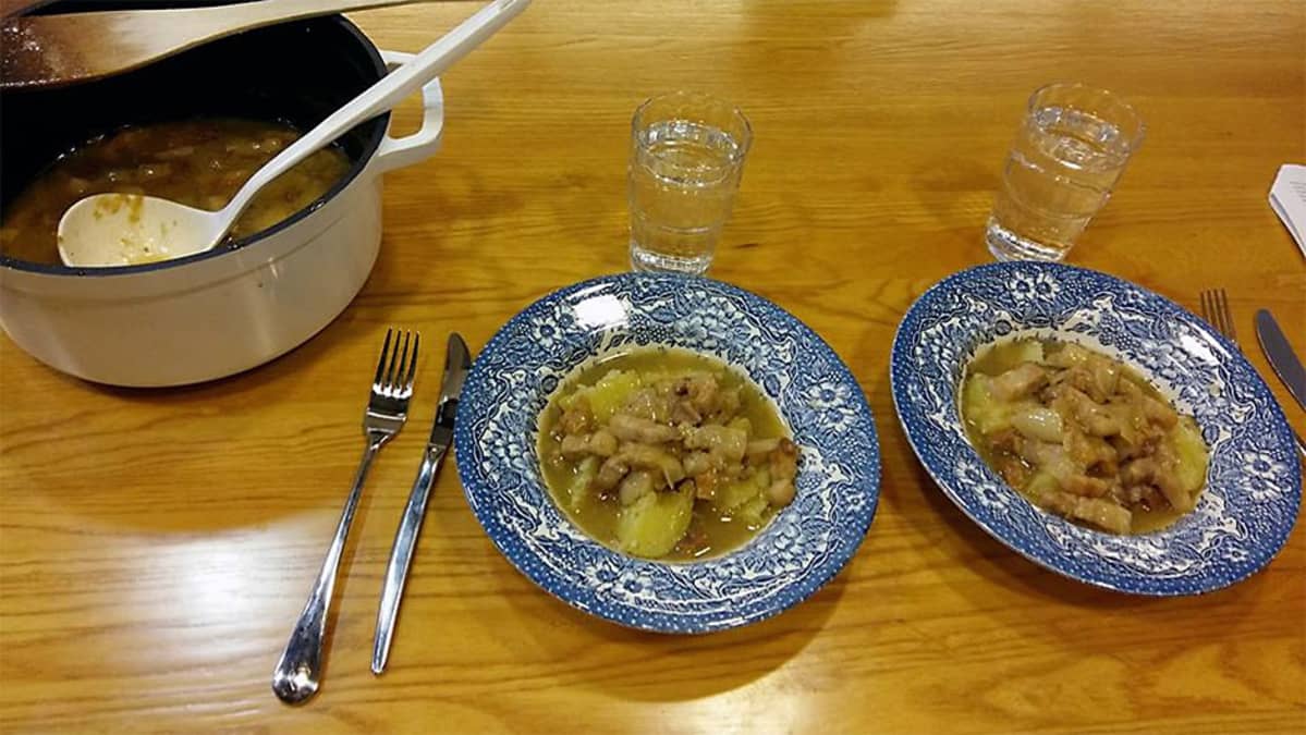 Läskisoosia kattilassa ja lautasilla