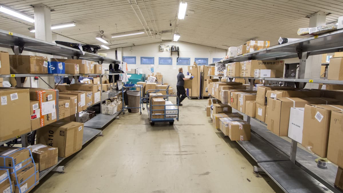 Pakettien lajittelua Kuopion Matkahuollossa.