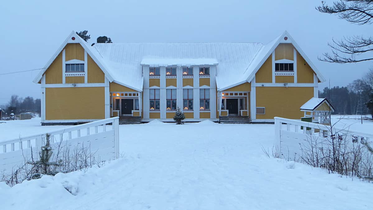 Liedakkalan koulu talvella.