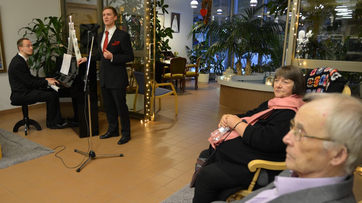 Anita Mustonen ja Heikki Lintula kuuntelevat musiikkiesitystä Pirkanmaan hoitokodissa