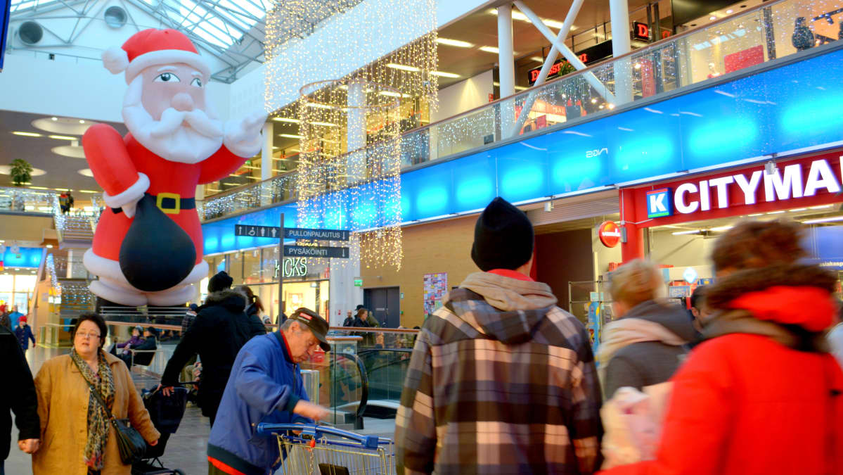 Alennuusmyynnit tuovat kaupoille vipinää.