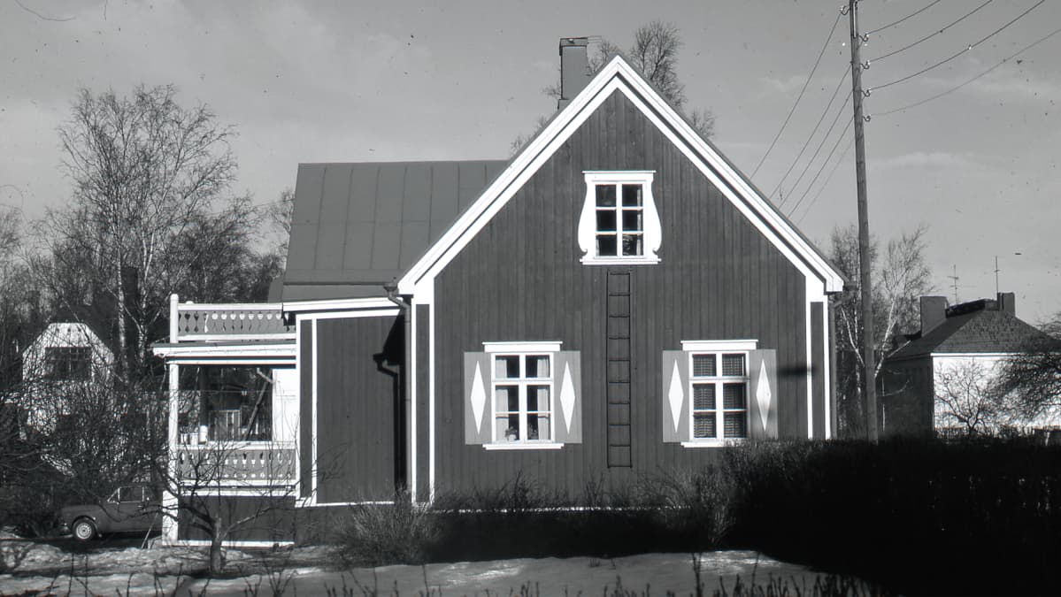 Omakotitalon länsipääty osoitteessa Mäntykangas 22 Kokkolassa huhtikuussa 1976.