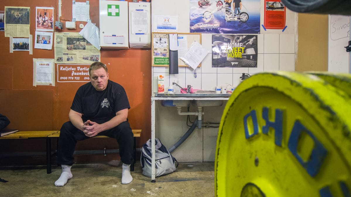 Juankosken Punnertajien puheenjohtaja Kari Hartikainen istuu kuntosalilla.