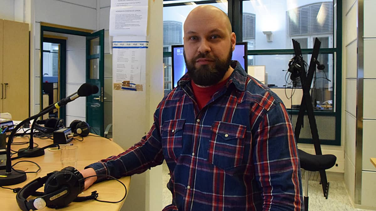 Fysioterapeutti Ville Suomalainen Yle Hämeenlinnan stusiossa.