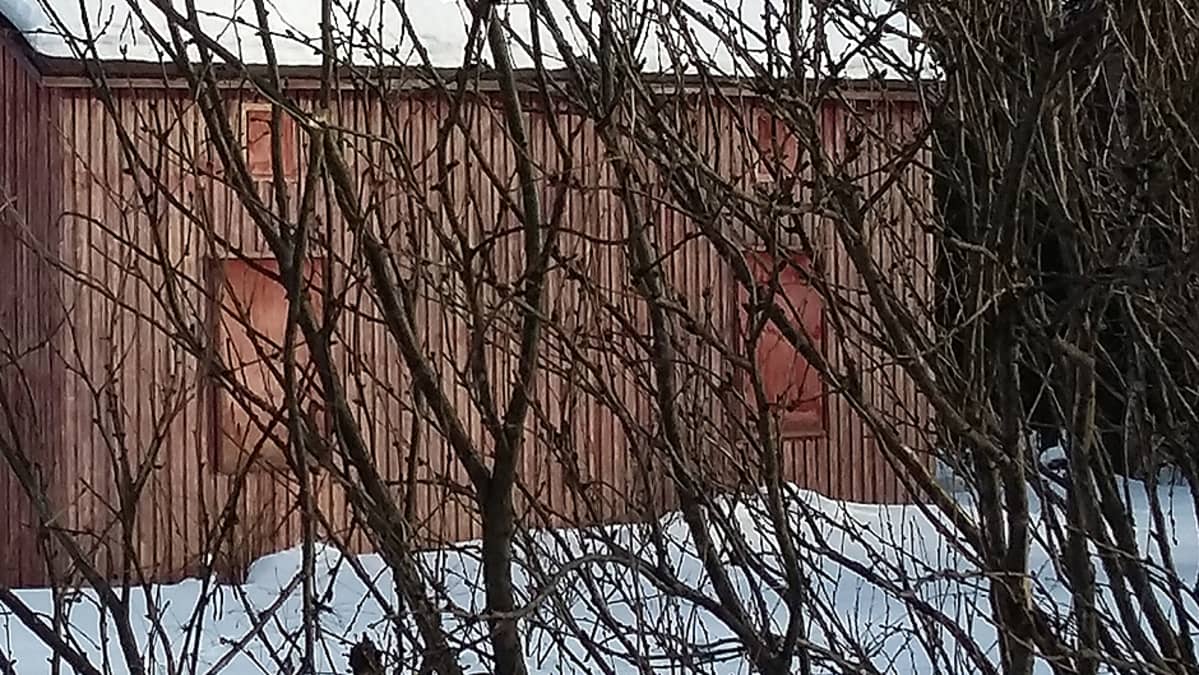 Rakennustarkastajan mukaan tyhjilleen jääneen talon sisälle pääsy tulee estää sulkopuolisilta.