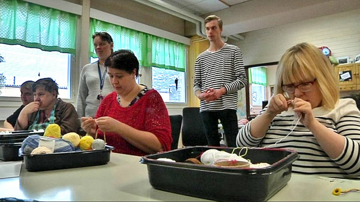 Naiset virkkaavat
