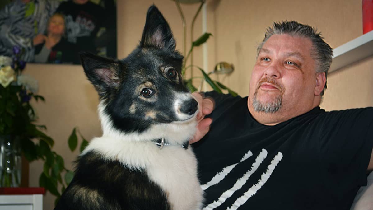 Eetu Kinnunen ja Lola-koira.