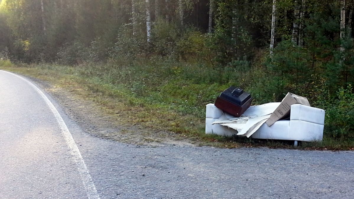 Sohva tien varrella.