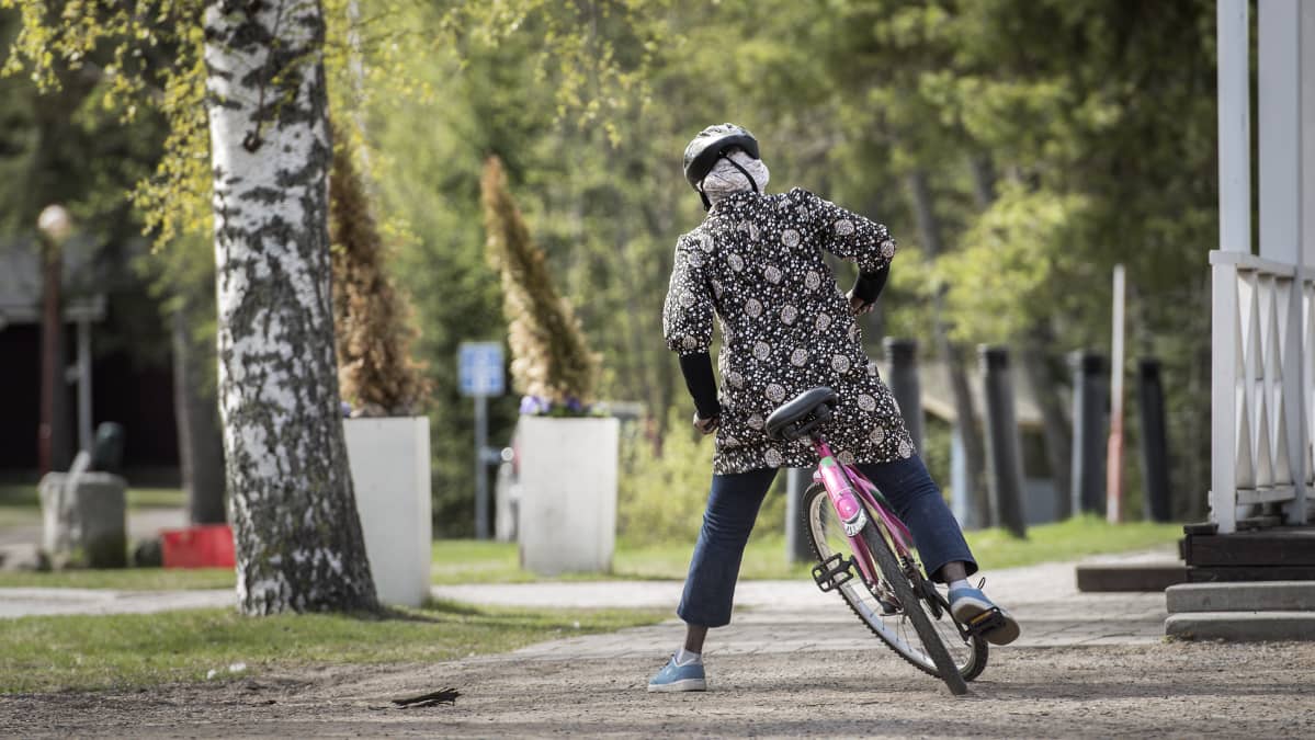 Maahanmuuttajanainen polkupyöräkurssilla Kokkolassa.