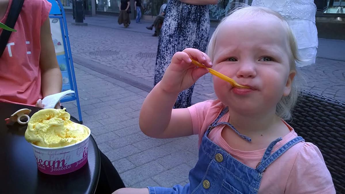 Lapsi syö jäätelöä lusikalla