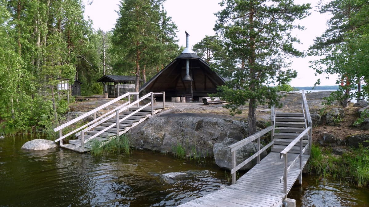 Karhusaaren laavu Lappeenrannan edustalla.