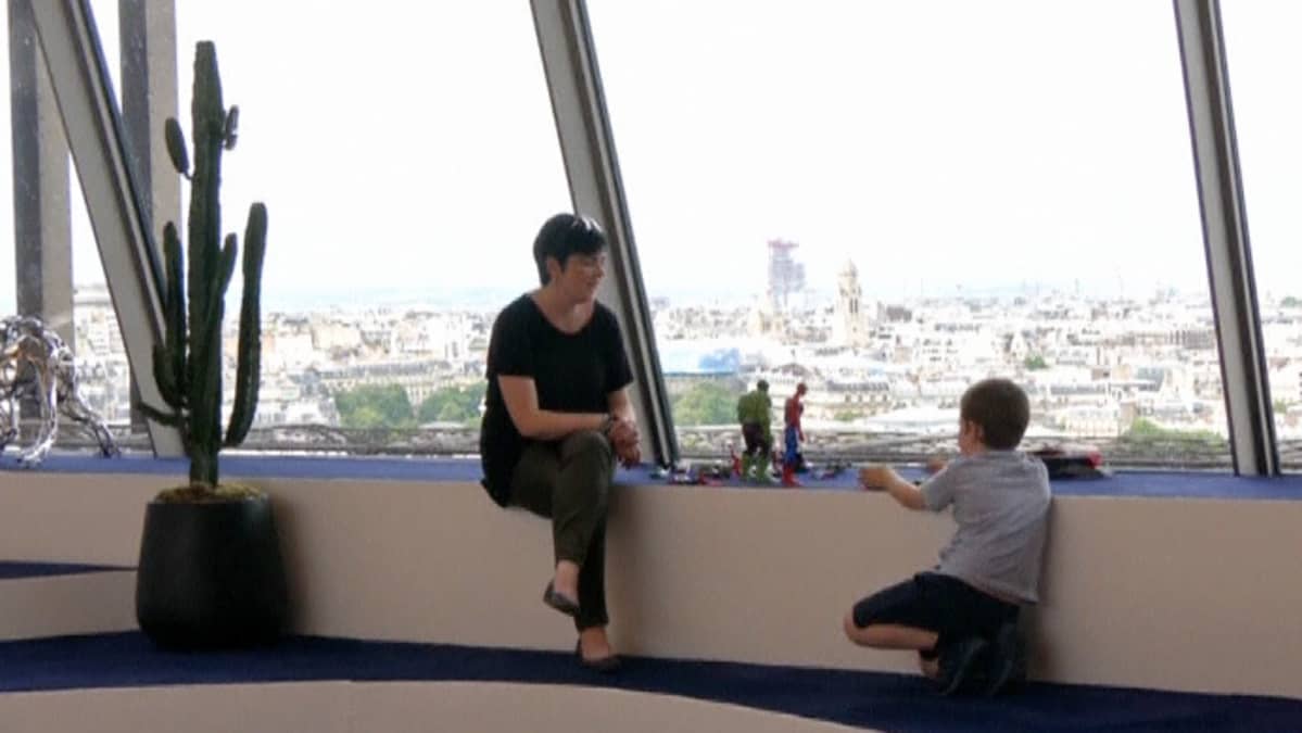 Michelle Stevenson ikkunan äärellä Eiffel-tornissa toisen poikansa kanssa.