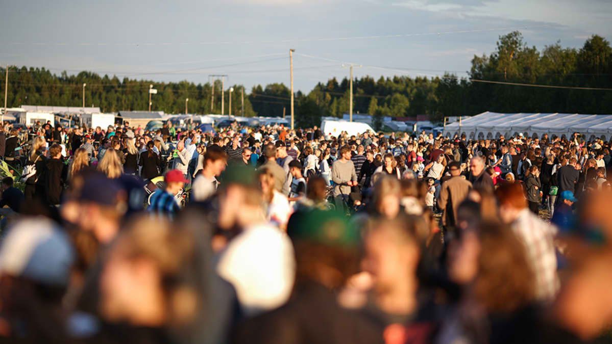 Suviseuravieraita kentällä Torniossa kesäkuussa 2016.