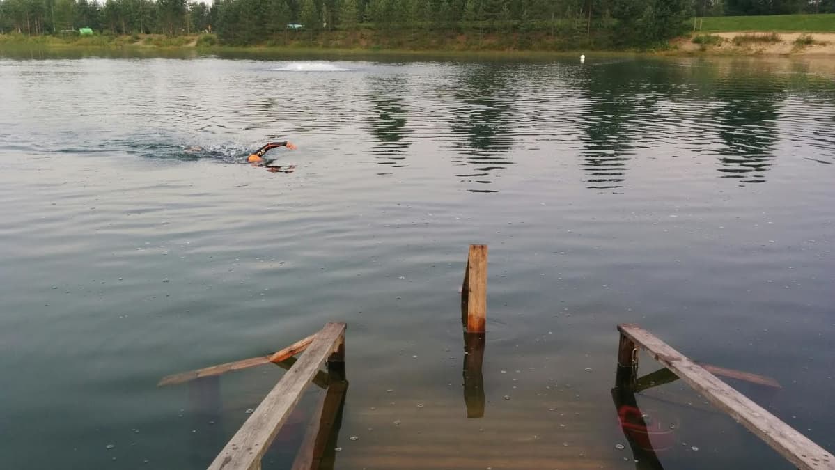 Niina Mäenpää treenaa Kööpenhaminan Ironman-kisaan Seinäjoen Tanelinlammella.