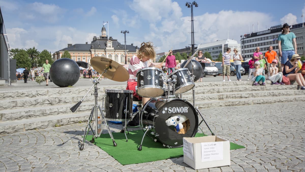 13-vuotias Tuukka Peräkorpi soittaa rumpuja Kuopion torilla.