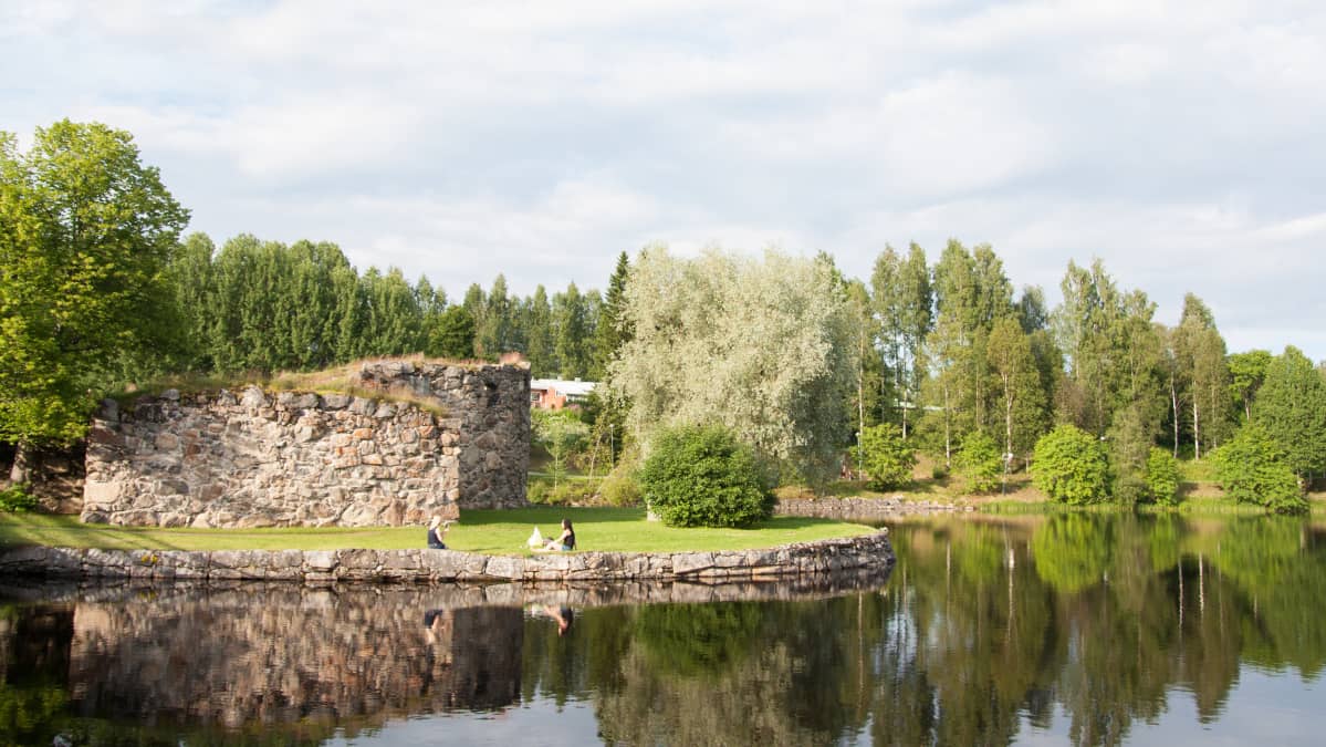 Kajaanin linnanrauniot kesällä.