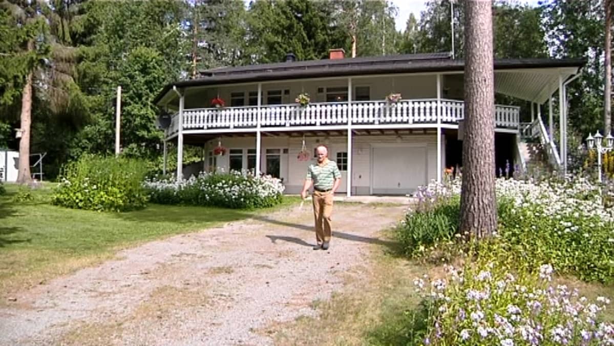 Jussi Makula kotinsa edustalla
