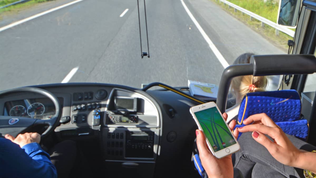 Pokémon GO -peli älypuhelimen näytöllä bussimatkalla.