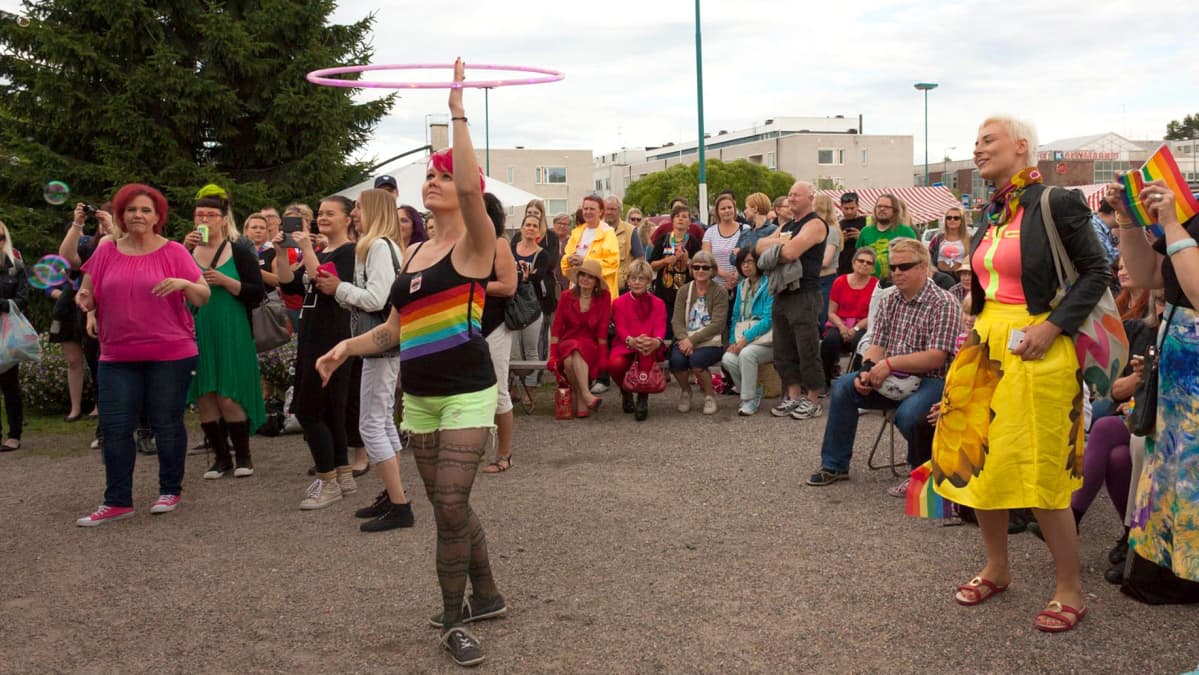 Vannetanssija Noora Limnell eli "Noora Deelia" Kainuu Pride -juhlassa.