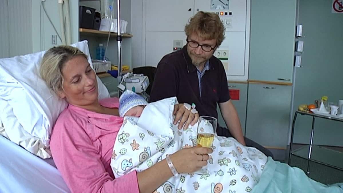 Reija Kemppainen ja Antti Karhunen juhlivat esikoispoikansa syntymää lasillisella Kätilöopiston tarjoamaa omenamehua. Kolme tuntia vanha poika pääsi kenguruhoitoon äitinsä rinnoille ja vatsalle.