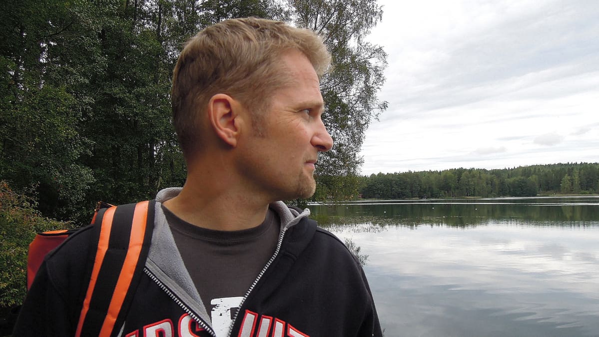 Avovesiuimari Tuomas Kaario tähyilee Lohjan Hormajärvelle.