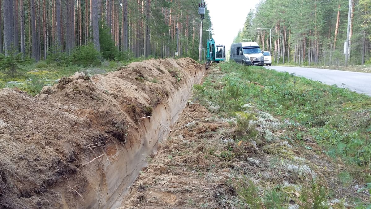 Maakaapelin asennustyö.