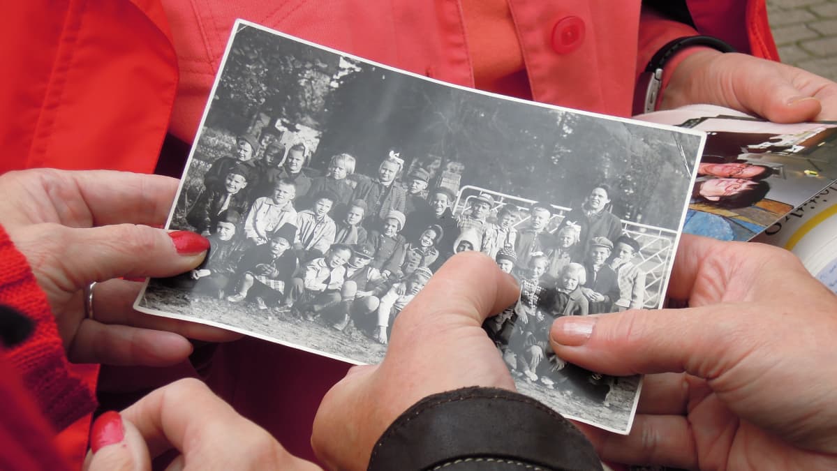 Vanha luokkakuva kiersi kädestä käteen 60 vuotta sitten koulunsa aloittaneiden tapaamisessa.