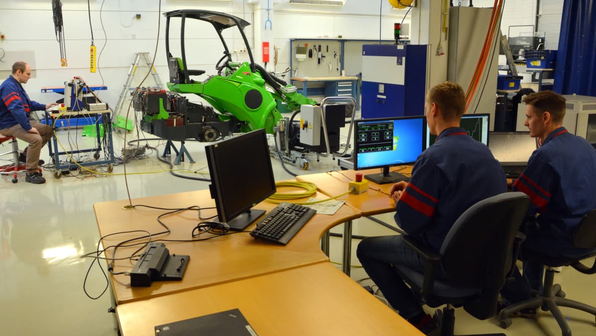 Valmet Automotiven tuotekehityspuolella testataan Avantin e5:n uutta versiotaa.