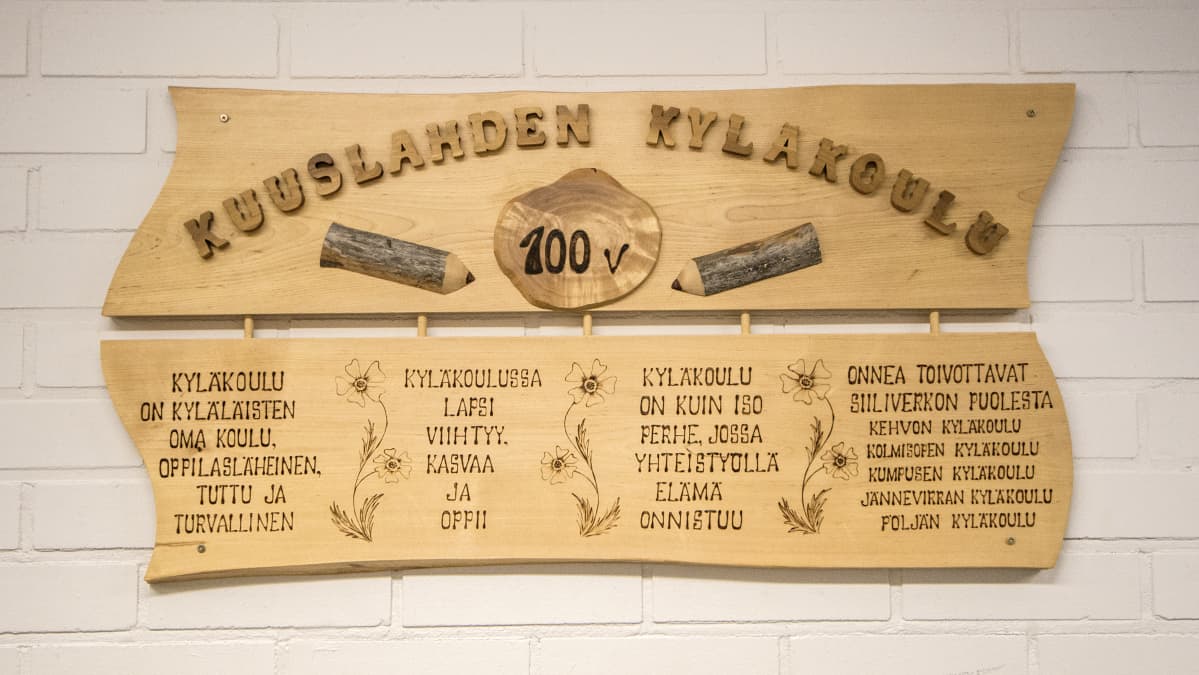 Kuuslahden kyläkoulun satavuotiskyltti