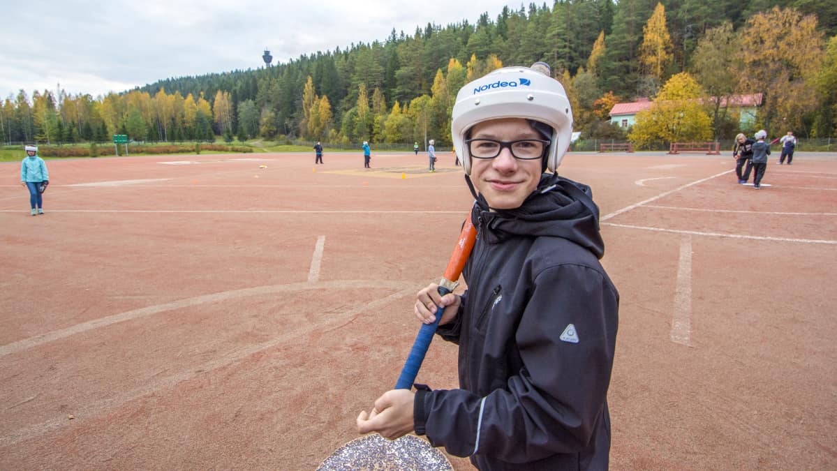 Arttu Salminkoski pesäpallokentällä