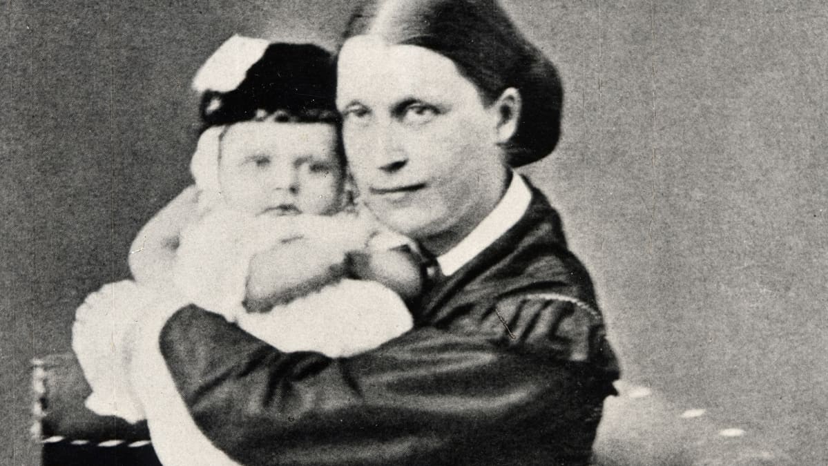 Mannerheim vuonna 1867 äitinsä Hedvig Charlotta Hélènen sylissä.