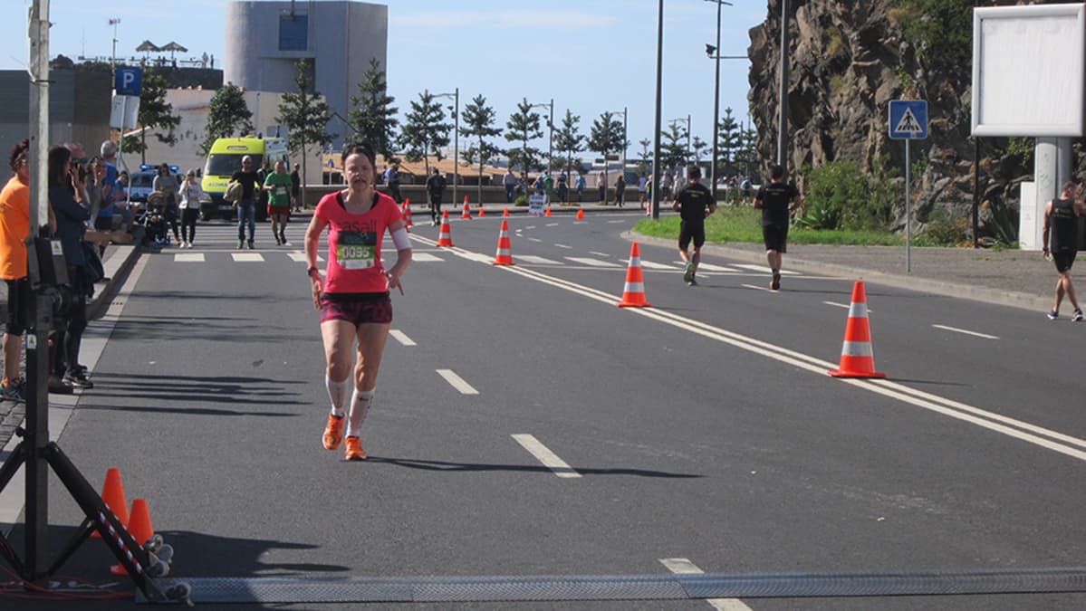 Mari Sipola juoksee maratonia.