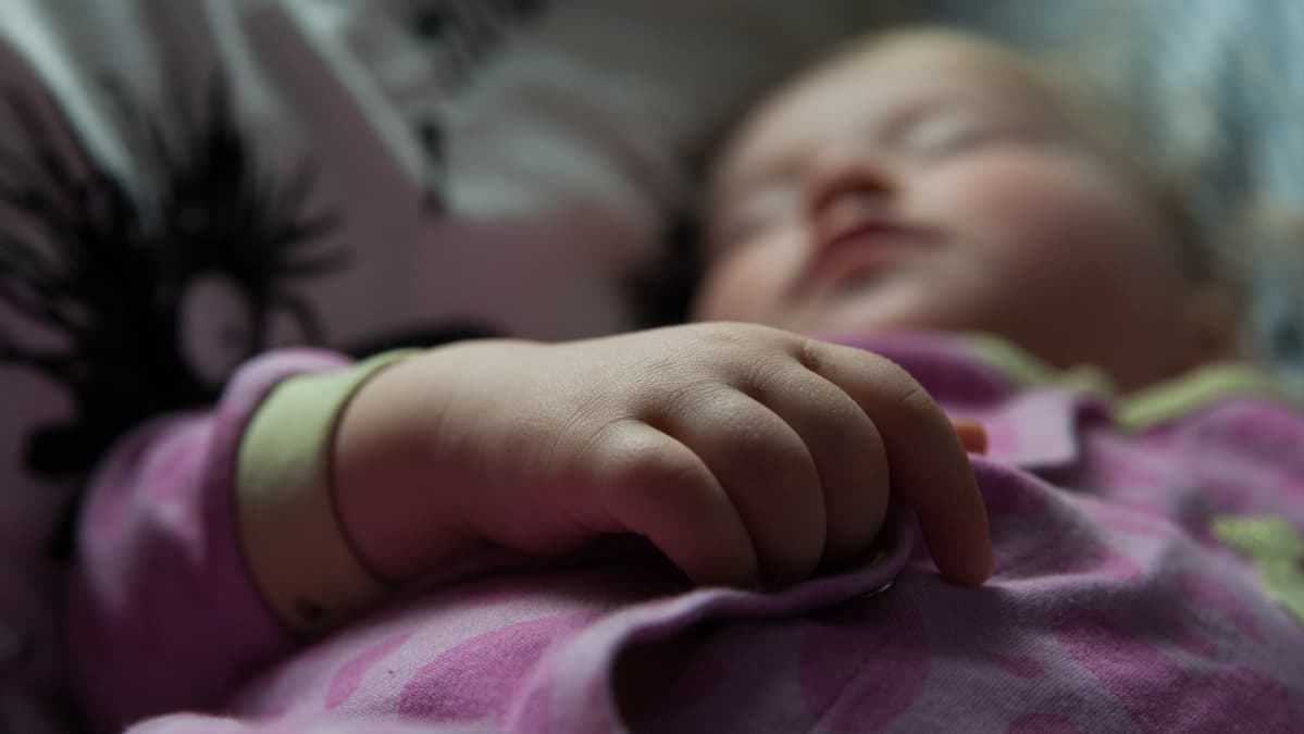 lapsi nukkuu