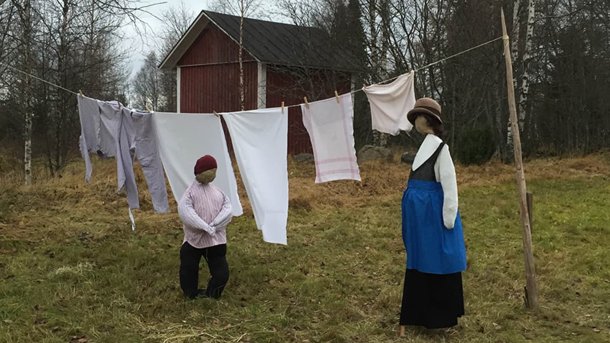Taideteos Hiljainen kansa pellolla.