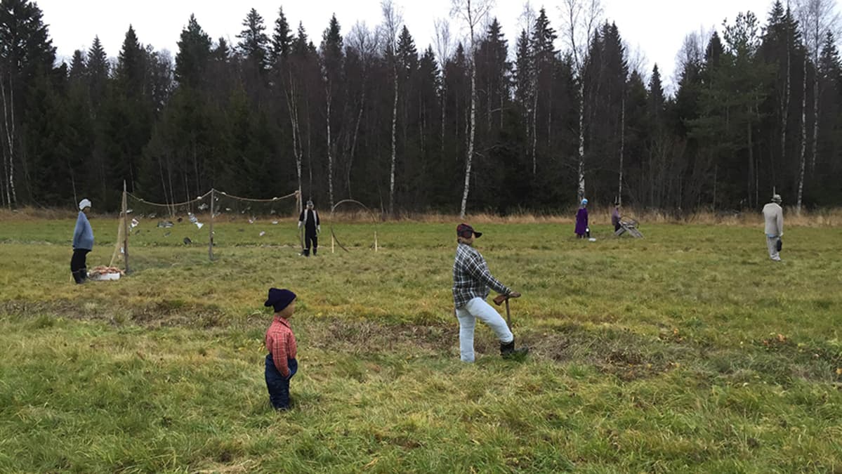 Taideteos Hiljainen kansa pellolla.