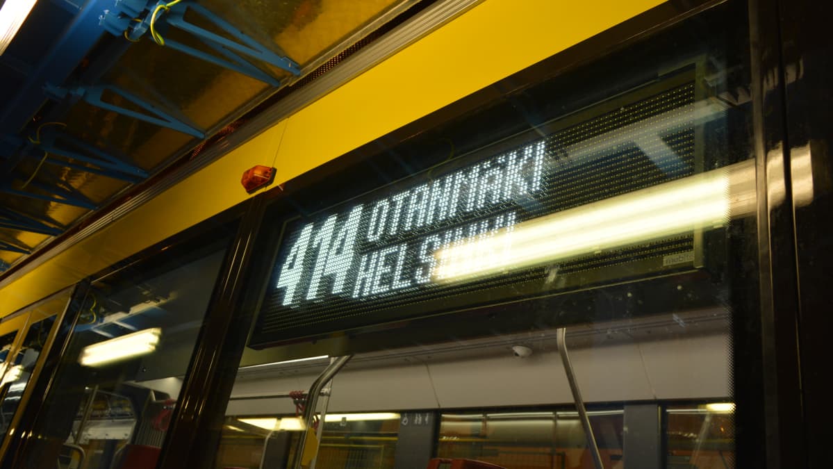 Transtechin valmistaman raitiovaunun valonäyttö, jossa lukee "414 Otanmäki Helsinki"