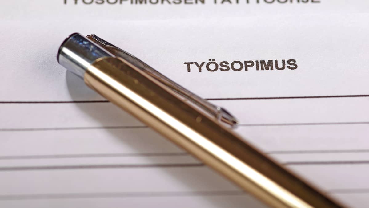 Työsopimus ja mustekynä.