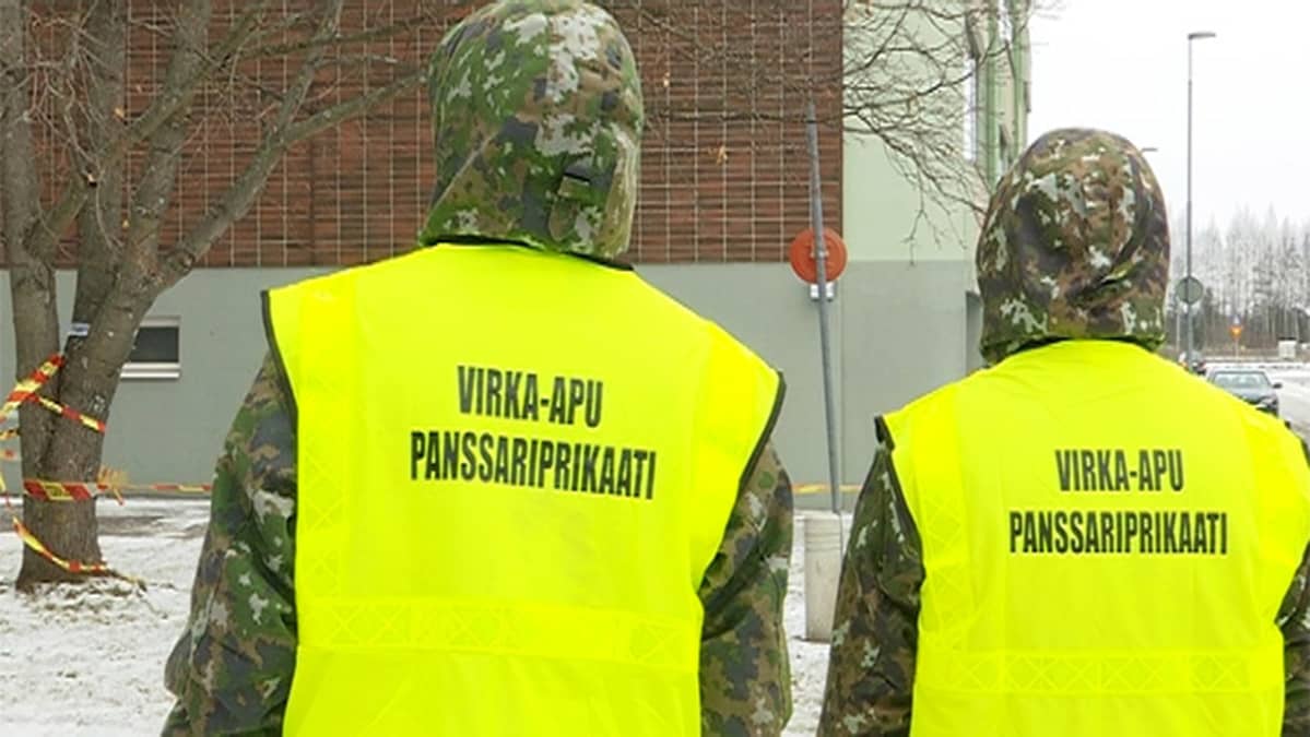 Panssariprikaatilaisia virka-avussa Riihimäellä