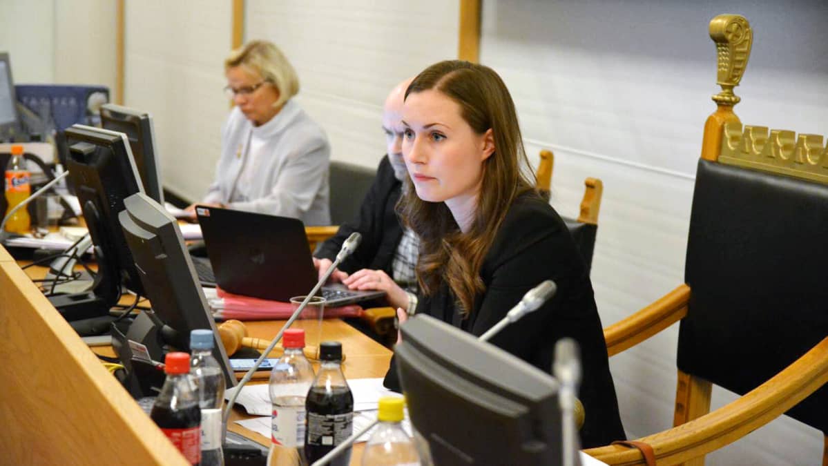 Sanna Marin puheenjohtajana valtuustossa.