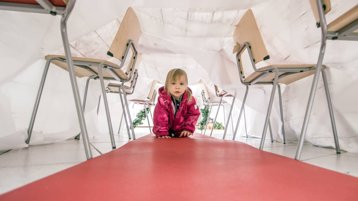 Amelia Perälä konttaa.