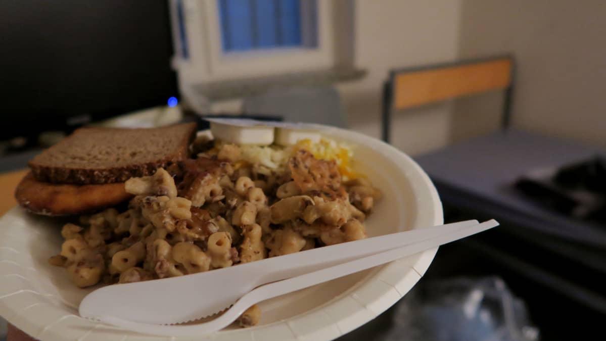 Makaronilaatikkoa vankilassa.